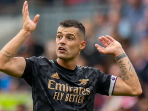 Xhaka bị nhắc nhở trước trận derby bắc London