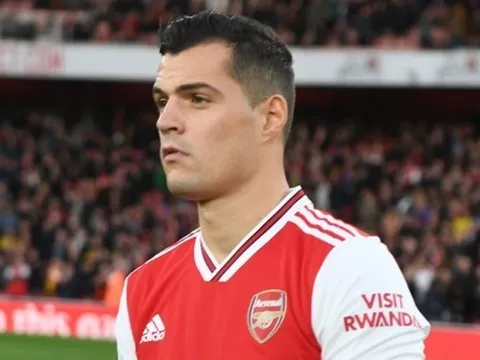 Fan Arsenal: "Một pha bóng hèn nhát, hắn ta đúng là con gà"