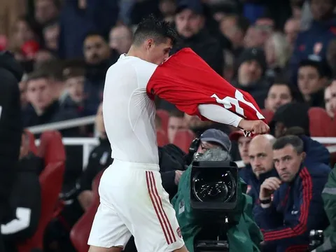 Xhaka lại hành động cực sốc, chính thức tuyên chiến CĐV Arsenal
