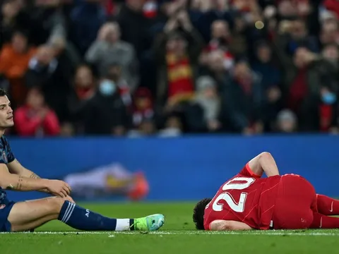 Xhaka nhận thẻ đỏ, Arsenal lo sốt vó
