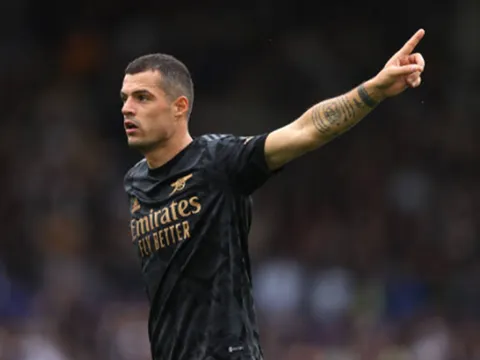 Xhaka nổi giận với đồng đội