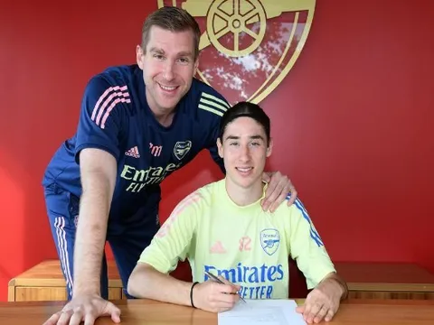 XONG! Arsenal ký hợp đồng với "ảo thuật gia Mexico"