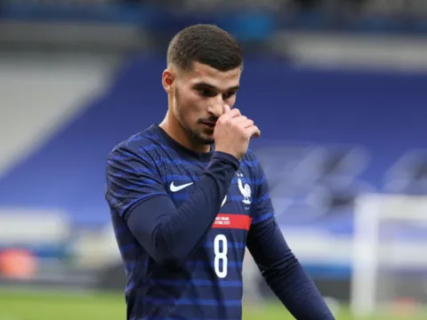 XONG! Bị kỷ luật, Houssem Aouar lên tiếng chốt tương lai