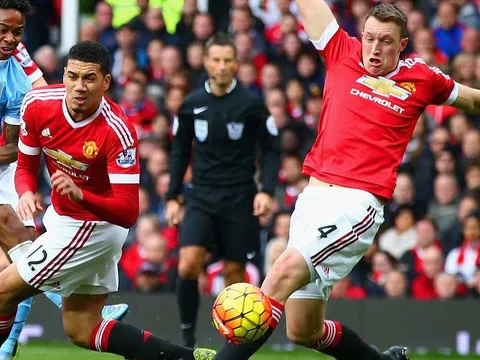 XONG! "Cục tạ" của Man Utd là hậu vệ tệ nhất thế giới