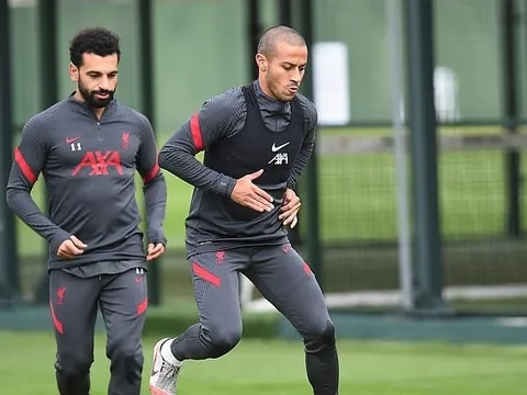 XONG! Liverpool cùng lúc đón 3 cái tên quan trọng trước trận gặp Everton