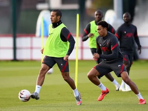XONG! Liverpool nhận tin sét đánh từ 2 trụ cột trước trận gặp Arsenal