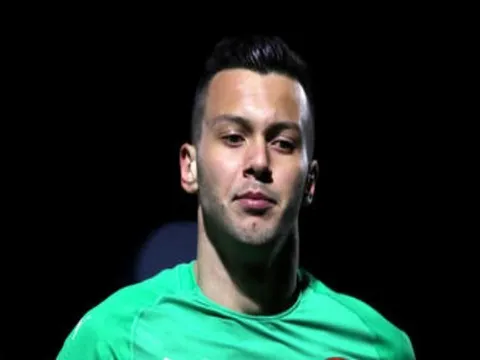 XONG! Sau Emiliano Martinez, Arsenal chia tay thêm một thủ môn