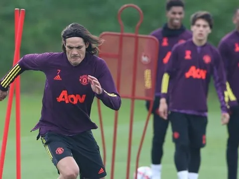 XONG! Solskjaer chốt hạ khả năng ra sân của Cavani, Maguire và Greenwood trận gặp Chelsea