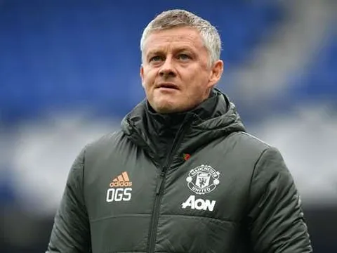 XONG! Solskjaer xác nhận, sao Man Utd dương tính với COVID-19