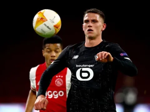 XONG! 'Vua chuyển nhượng' lên tiếng, đã rõ 4 trung vệ Man Utd theo đuổi