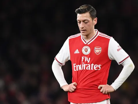 Xuất hiện CLB Premier League sẵn sàng giải cứu Ozil vào tháng Giêng