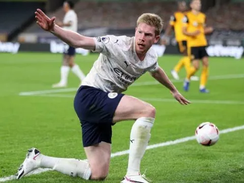 Xuất sắc là thế, De Bruyne vẫn bị sao Wolves biến thành "trò hề" trên sân