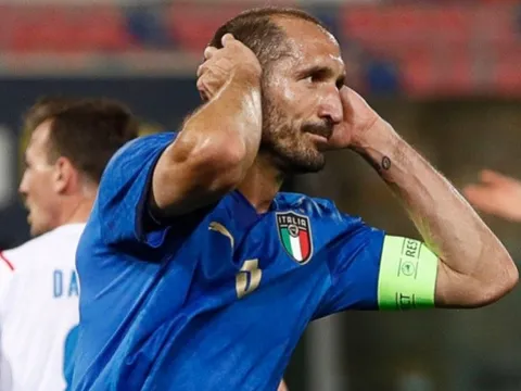 Ý bị loại sốc, Chiellini lên tiếng về Mancini