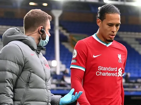 CHÍNH THỨC! Liverpool loại Van Dijk khỏi danh sách dự Premier League