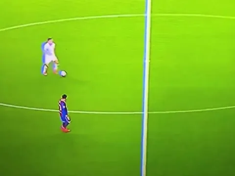 NHM túc cầu: "Như một trò đùa. Bà lão Messi nên rời Barca thì hơn"