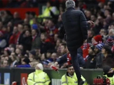 Thua M.U tức tưởi, HLV đối thủ tái hiện hành động cực gắt của Mourinho