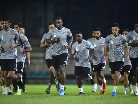 UAE tập nặng, quyết định "chơi sang" trong ngày đặt chân đến Việt Nam