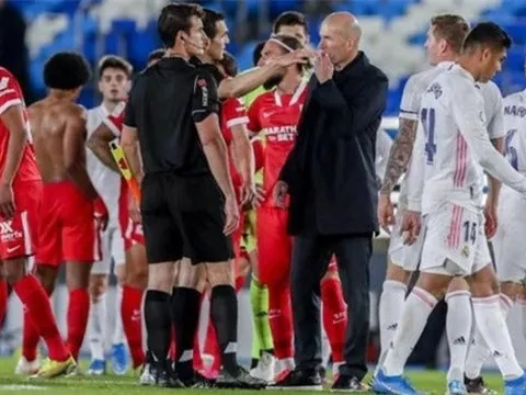 Zidane và Real đã tự bắn vào chân mình