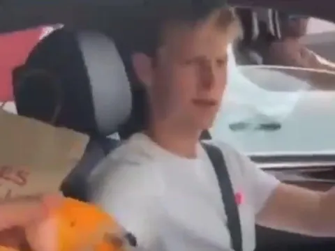 Tiến triển nhanh chóng, De Jong lộ dấu hiệu thêm gần Man Utd