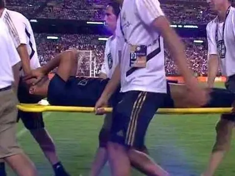 Rời sân bằng cáng, sao Real có thể phải chia tay giải đấu mùa hè