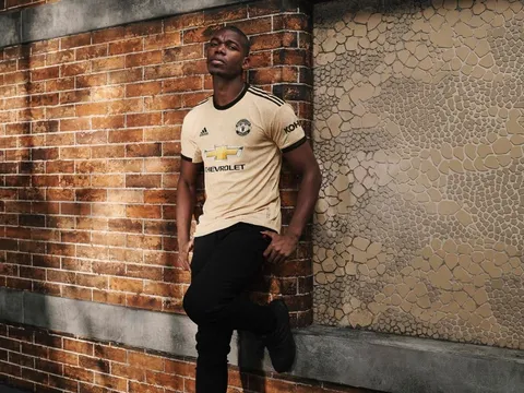 Pogba lạnh lùng ra mắt áo đấu sân khách màu be của Man Utd mùa 2019/20