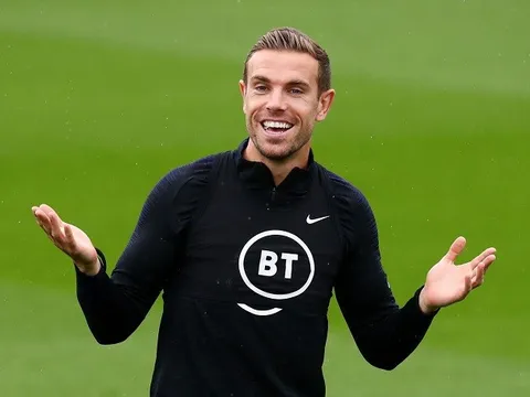 Bị hỏi về 9 năm ''hạn hán'', sao tuyển Anh vẫn thản nhiên bông đùa