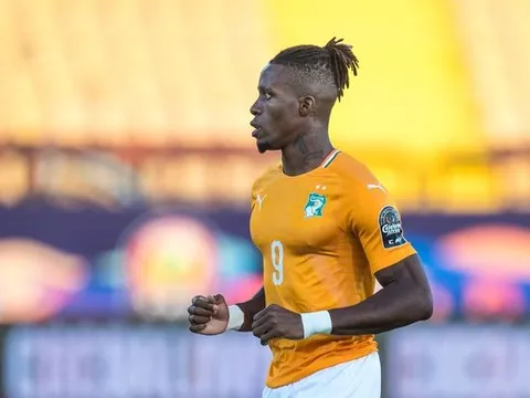 Đến Arsenal, Zaha phải cẩn trọng với bài học từ Riyad Mahrez