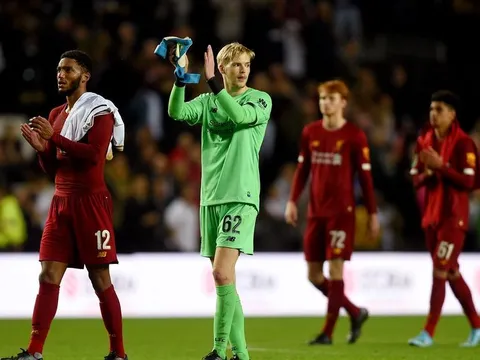 Alisson Becker nói gì với thủ môn trẻ Caoimhin Kelleher trước trận ra mắt Liverpool?