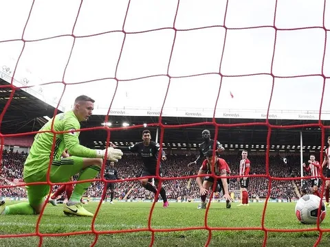 Peter Schmeichel gửi thông điệp đanh thép đến Henderson sau sai lầm chết người