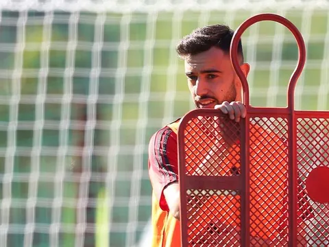 Kieran McKenna: "Cậu ấy bước vào, đưa thẳng tay lên và xin được ra sân"