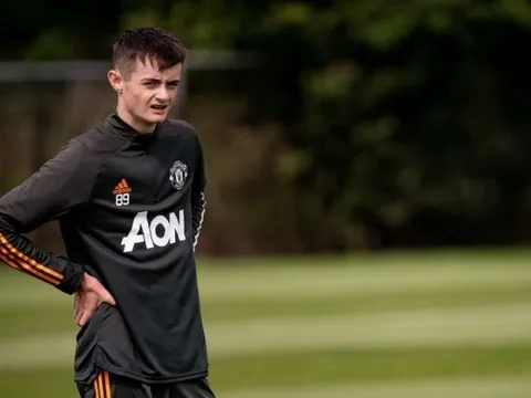 3 tân binh trẻ lần đầu xuất hiện trên sân tập Man Utd