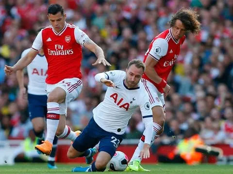 Gary Neville: "Hoàn toàn điên rồ, cầu thủ Arsenal đó chẳng học được gì cả"