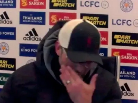 Jurgen Klopp rơi lệ gạt Liverpool khỏi cuộc đua vô địch
