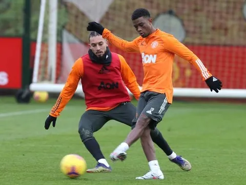Amad Diallo lộ rõ sự thất vọng, Van de Beek tỏa sáng trên sân tập M.U
