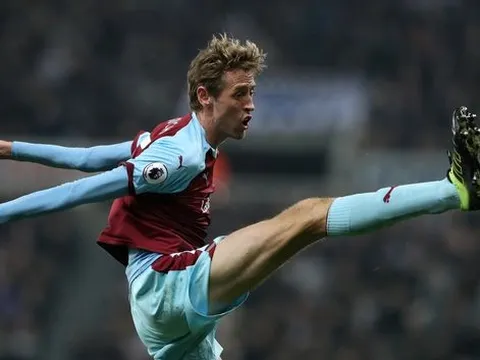 CHÍNH THỨC: "Quý ngài 2 mét" Premier League tuyên bố giải nghệ