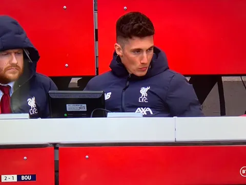 Vì sao cầu thủ mặc áo Liverpool khi đang chơi cho Bournemouth?