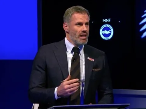 Liverpool thua trận, Carragher tranh cãi nảy lửa với Henderson