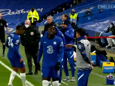 Chelsea mở tỷ số, Thiago Silva gọi Zouma ra đường biên làm 1 điều
