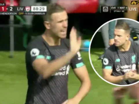 Jordan Henderson từ chối nhận băng thủ quân từ Van Dijk sau khi vào sân