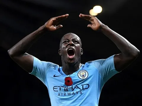 Trớ trêu, hậu vệ 52 triệu bảng của Man City mất suất đá chính vì một cái tên xa lạ