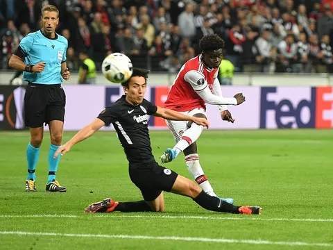 Sao trẻ 18 tuổi vẽ siêu phẩm, Arsenal đại thắng trên đất Đức