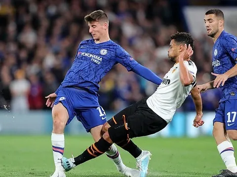 "Truyền nhân Lampard" nói gì khi rời sân sớm do chấn thương?