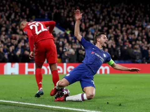 Thua tan nát, fan Chelsea nổi khùng: "Bán 2 tên hết thời và ngu ngốc đó"