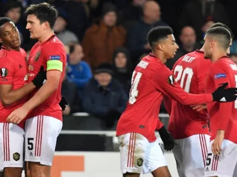 Angel Gomes như tí hon giữa những gã khổng lồ