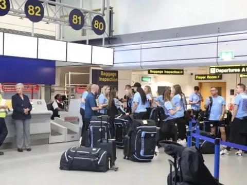 Dính sự cố hy hữu, Man City mắc kẹt ở sân bay và phải dời ngày du đấu