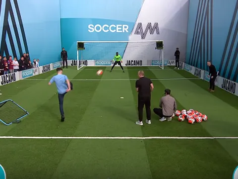 Thi đá volley nhận tiền, fan Man City thể hiện ra sao?