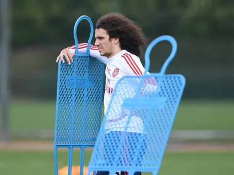 Sao Arsenal gây choáng với kiểu tóc mới nhất của mình trên sân tập