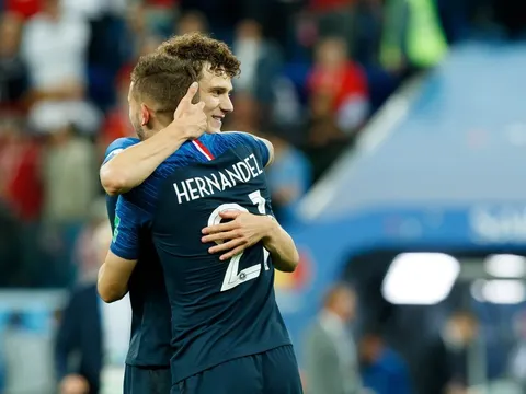 Omar vui vẻ cùng đồng đội cũ trước giờ bóng lăn