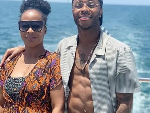 Hưởng nắng vàng Miami, Sterling vẫn không quên làm người con hiếu thảo