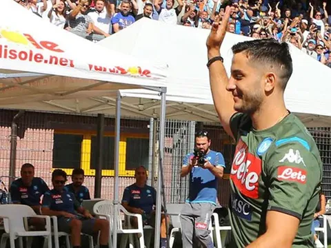 Bản hợp đồng 35 triệu euro có buổi tập đầu tiên cùng Napoli